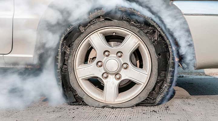 Reventón de un Neumático ¿Qué es y que hacer cuando pasa?