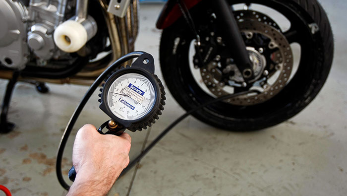 ¿Por qué revisar la presión de los neumáticos de su moto?